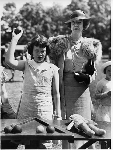 1935: AUNT GERTRUDE AND LITTLE GLORIA